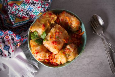 Lahana dolması. Lahana ambalajı. Chou farci, dolma, sarma, golubtsy veya golabki. Düz yatış, düzen, tepe üstü