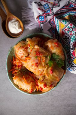 Lahana dolması. Lahana ambalajı. Chou farci, dolma, sarma, golubtsy veya golabki. Düz yatış, düzen, tepe üstü