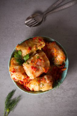 Lahana dolması. Lahana ambalajı. Chou farci, dolma, sarma, golubtsy veya golabki. Düz yatış, düzen, tepe üstü