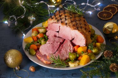 Kızarmış jambon ve sebze. Noel süsleri. Yeni yıl yemeği masası.