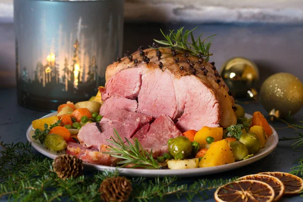 Gebratener Schinken Scheiben Mit Gemüse Weihnachtsdekoration Neujahrstisch — Stockfoto