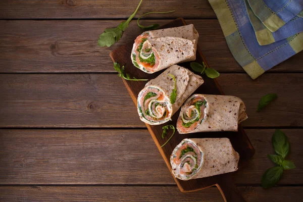 Embrulhos Salmão Queijo Creme Rolos Com Salmão Defumado Manjericão Salada — Fotografia de Stock