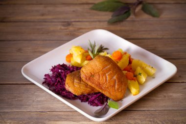 Kızarmış ördek göğsü fileto patates, havuç, kırmızı lahana ve bitkilerle. başlığın üzerinde yatay konum