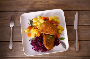 Kızarmış ördek göğsü fileto patates, havuç, kırmızı lahana ve bitkilerle. başlığın üzerinde yatay konum