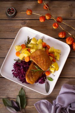 Kızarmış ördek göğsü fileto patates, havuç, kırmızı lahana ve bitkilerle. başlık dikey çekim