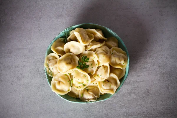 Pierogi Wypełnione Mięsem Pierogi Wypełnieniem Miski Szarym Tle Napowietrznych Poziomych — Zdjęcie stockowe