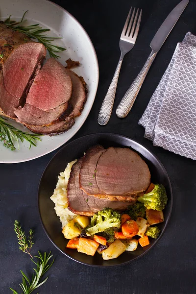 Roasted Beef Herbs Ovegetables Dark Background View Top Studio Shot — Stock Photo, Image