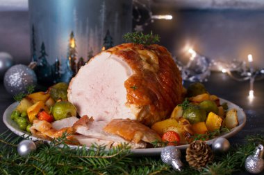 Kızarmış hindi göğsü, patates, havuç, şalgam ve brussel lahanası. Süslü Noel yemeği masası.