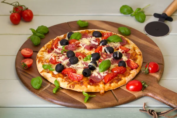 Deliciosa Pizza Servida Tablero Pizza Madera — Foto de Stock