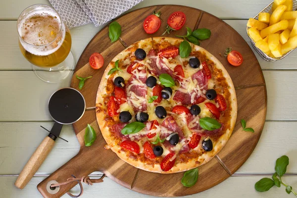 Deliciosa Pizza Servida Sobre Tabla Pizza Madera Vaso Cerveza Papas — Foto de Stock