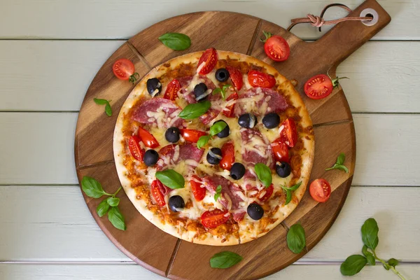 Deliciosa Pizza Servida Sobre Tabla Pizza Madera Papas Fritas Vista — Foto de Stock