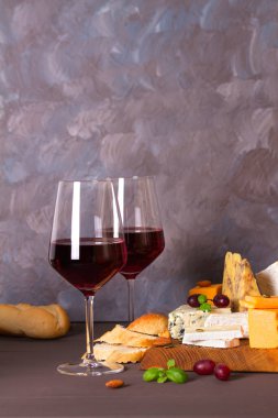 Bardaklar ve peynir ve fındıklı bir şişe kırmızı şarap. Boşluğu kopyala