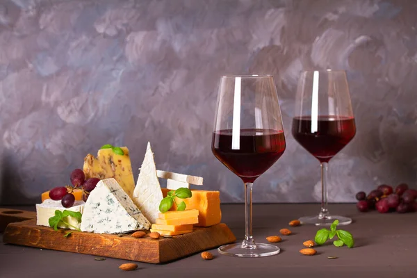 Ποτήρια Και Μπουκάλι Κόκκινο Κρασί Τυρί Και Ξηρούς Καρπούς Αντιγραφή — Φωτογραφία Αρχείου