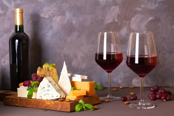 Ποτήρια Και Μπουκάλι Κόκκινο Κρασί Τυρί Και Ξηρούς Καρπούς Αντιγραφή — Φωτογραφία Αρχείου