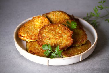 Patates keki. Sebzeli börek, latke, patates kızartması. Sebzeli krep.