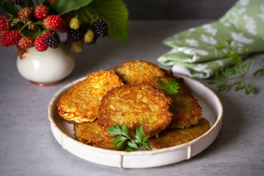 Patates keki. Sebzeli börek, latke, patates kızartması. Sebzeli krep.