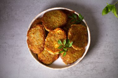 Patates keki. Sebzeli börek, latke, patates kızartması. Sebzeli gözleme. Genel Görünüm