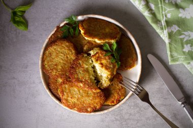 Patates keki. Sebzeli börek, latke, patates kızartması. Sebzeli gözleme. Genel Görünüm