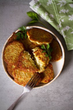 Patates keki. Sebzeli börek, latke, patates kızartması. Sebzeli gözleme. Genel Görünüm