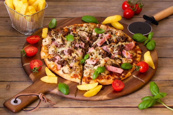 Pizza Picante Pollo Jamón Con Papas Fritas Dos Bebidas — Foto de Stock