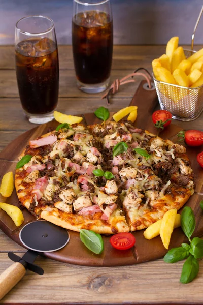 Pizza Picante Pollo Jamón Con Papas Fritas Dos Bebidas — Foto de Stock