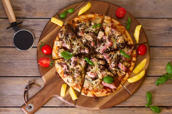 Pollo Res Picante Pizza Jamón Con Papas Fritas Dos Bebidas Fotos de stock libres de derechos