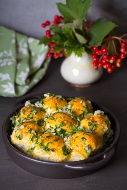 Sarımsaklı ekmek, çörek. Sarımsaklı ekmek ruloları ve maydanoz. dikey resim