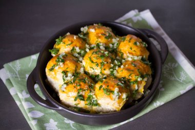 Sarımsaklı ekmek, çörek. Sarımsaklı ekmek ruloları ve maydanoz. Genel giderler, dikey