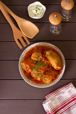 Et, pirinç ve sebzeli lahana ruloları. Chou farci, dolma, sarma, golubtsi veya golabki. Yukarıdan görüntüle, en üstten