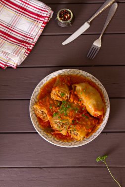 Et, pirinç ve sebzeli lahana ruloları. Chou farci, dolma, sarma, golubtsi veya golabki. Yukarıdan görüntüle, en üstten