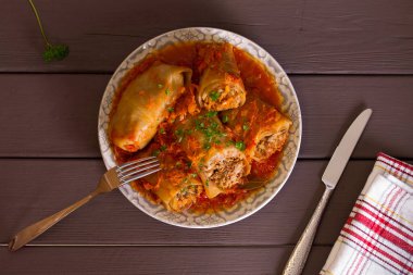 Et, pirinç ve sebzeli lahana ruloları. Chou farci, dolma, sarma, golubtsi veya golabki. Yukarıdan görüntüle, en üstten