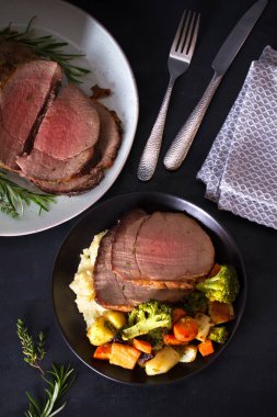 Patates püresi ve sebzeli dilimlenmiş biftek. Yukarıdaki dikey fotoğraf