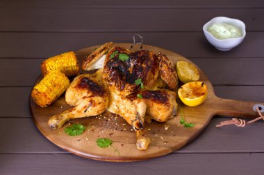 Tatlı mısır ve yoğurt soslu tavuk. 