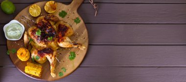 Tatlı mısırlı ve yoğurt soslu tavuk. Yukarıdan bak, yukarıdan. Boşluğu kopyala 