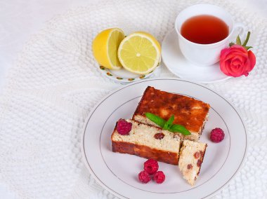 Kuru üzüm ve plaka üzerinde beyaz peçete üzerinde limon ile peynir güveç