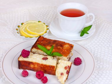 Kuru üzüm ve plaka üzerinde beyaz peçete üzerinde limon ile peynir güveç