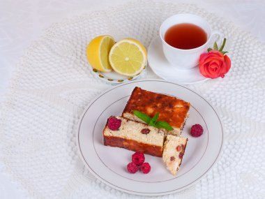 Kuru üzüm ve nane plaka üzerinde beyaz peçete ile peynir güveç