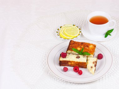 Kuru üzüm ve nane plaka üzerinde beyaz peçete ile peynir güveç