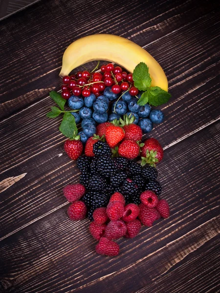 Fresas, arándanos, moras, frambuesas y grosellas sobre fondo de madera —  Fotos de Stock