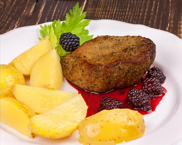 Grilled beef steak with blackberry sauce — Stock Photo, Image
