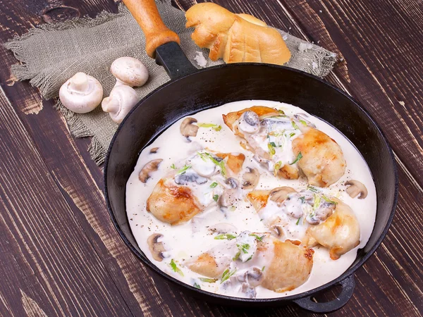 Frigideira com peito de frango frito e cogumelos — Fotografia de Stock