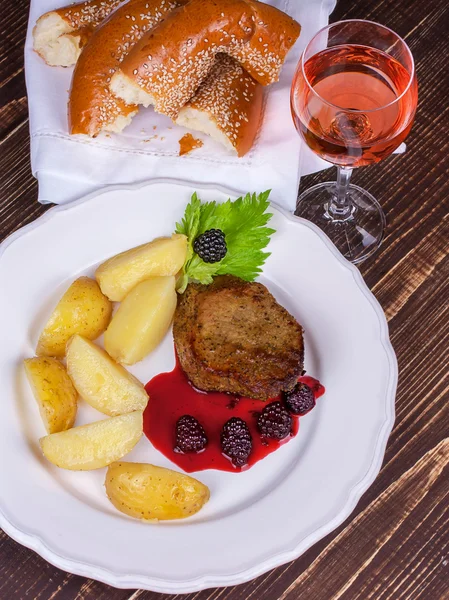 Grilled beef steak with blackberry sauce — Stock Photo, Image