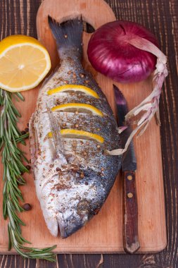 bir kesme tahtası üzerinde taze dorado