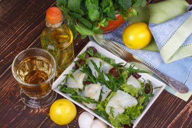 Beyaz balık (sonunda) salata ile