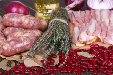 Barbunya, kekik, sosis ve pastırma