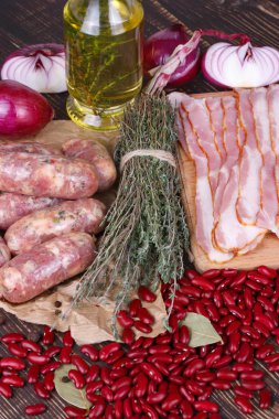 Barbunya, kekik, sosis ve pastırma