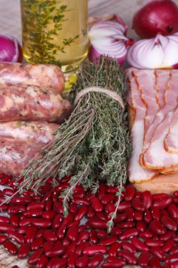 Barbunya, kekik, sosis ve pastırma