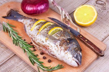 bir kesme tahtası üzerinde taze dorado