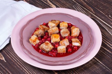 Kızarmış domuz kızılcık sosu ile