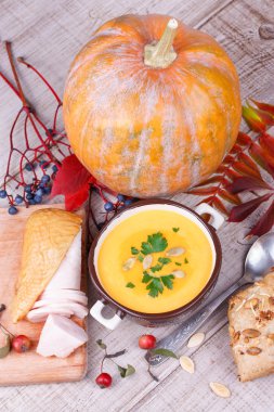 Taze pişmiş Füme tavuk göğsü ile kabak çorbası